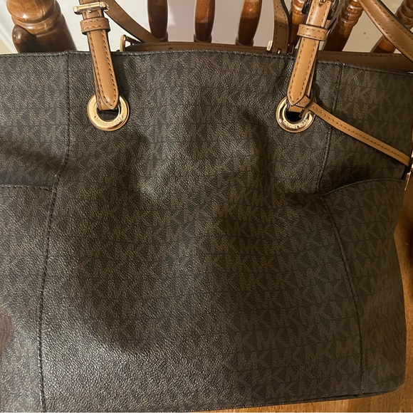 Black and brown Micheal Kors purse! Both exactly the same! - Picture 5 of 11